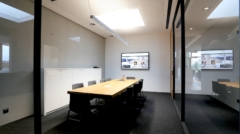 Besprechungsraum Brunner in Eggenfelden, unsichtbare Medientechnik