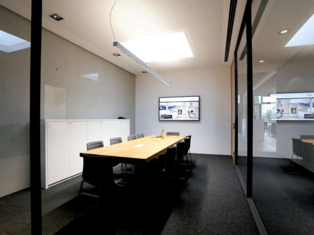 Besprechungsraum Brunner in Eggenfelden, unsichtbare Medientechnik