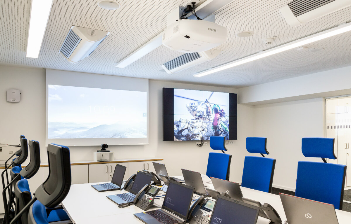Medientechnik im Lagezentrum der Polizei in München Epson Beamer Projektion