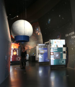 Interaktiver Ausstellungsbereich mit Sounddusche in der ESO Supernova
