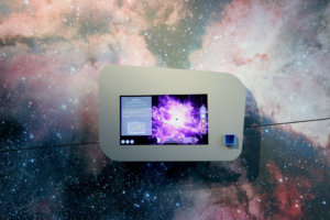 Display QR-Code Reader im Ausstellungsbereich der ESO Supernova in Garching bei München