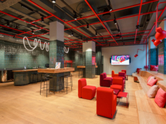 Die gemütliche Café-Atmosphäre im modernen Design, kombiniert mit neuester Technologie,  bietet vielfältige Möglichkeiten um zu verweilen.