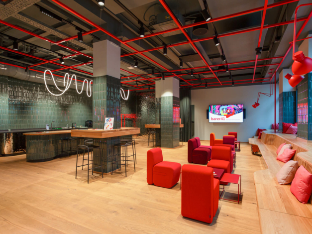 Die gemütliche Café-Atmosphäre im modernen Design, kombiniert mit neuester Technologie,  bietet vielfältige Möglichkeiten um zu verweilen.