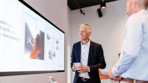 Digital Walk (13 steglose Displays in Reihe)