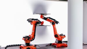 Highlight-Show auf einer 4K LED Wand mit zwei 65"Displays auf KUKA-Robotern