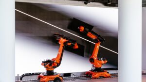 Highlight-Show auf einer 4K LED Wand mit zwei 65"Displays auf KUKA-Robotern