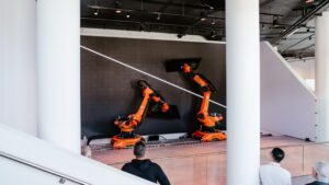 Highlight-Show auf einer 4K LED Wand mit zwei 65"Displays auf KUKA-Robotern