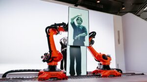 Highlight-Show auf einer 4K LED Wand mit zwei 65"Displays auf KUKA-Robotern