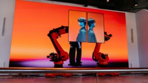 Highlight-Show auf einer 4K LED Wand mit zwei 65"Displays auf KUKA-Robotern