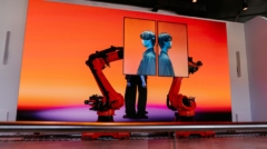 Highlight-Show auf einer 4K LED Wand mit zwei 65"Displays auf KUKA-Robotern