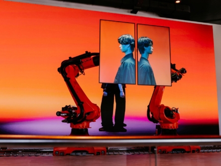 Highlight-Show auf einer 4K LED Wand mit zwei 65"Displays auf KUKA-Robotern