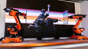 Highlight-Show auf einer 4K LED Wand mit zwei 65"Displays auf KUKA-Robotern