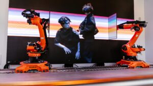 Highlight-Show auf einer 4K LED Wand mit zwei 65"Displays auf KUKA-Robotern